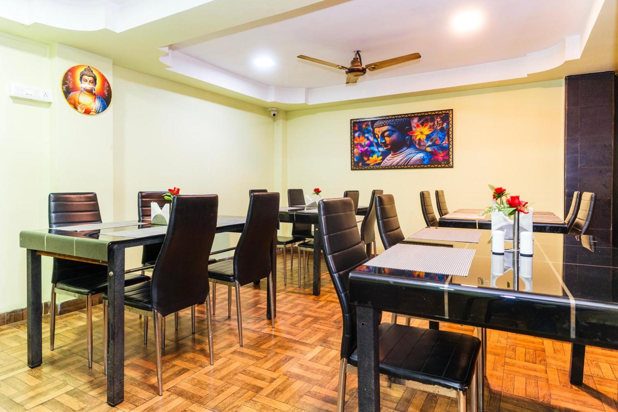 Apples Balaji Inn Силигури Экстерьер фото
