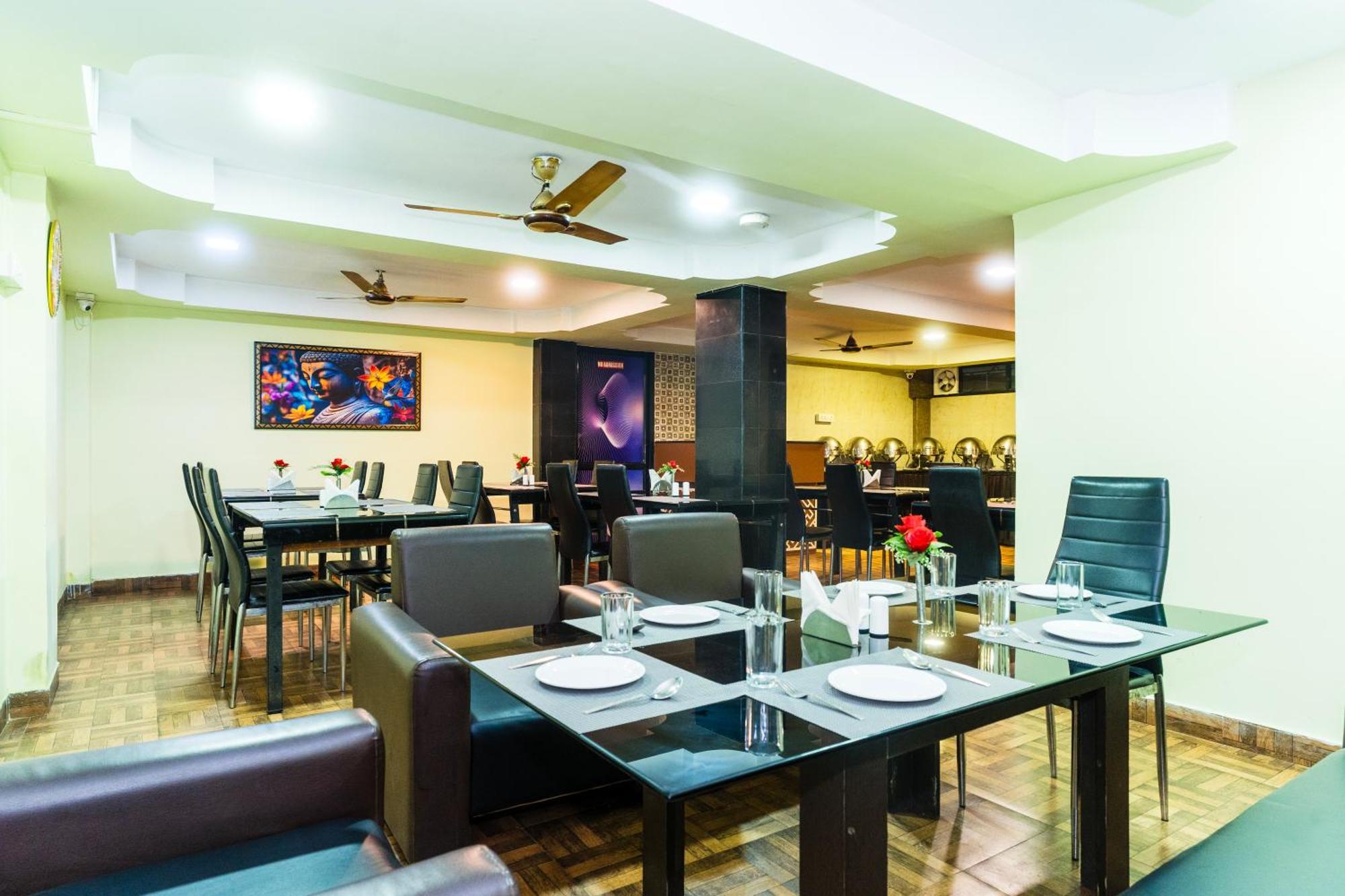 Apples Balaji Inn Силигури Экстерьер фото
